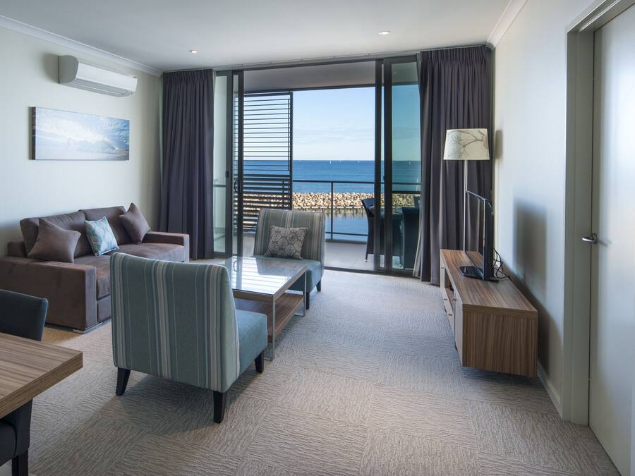 Flatskjerm-TV og DVD-spiller