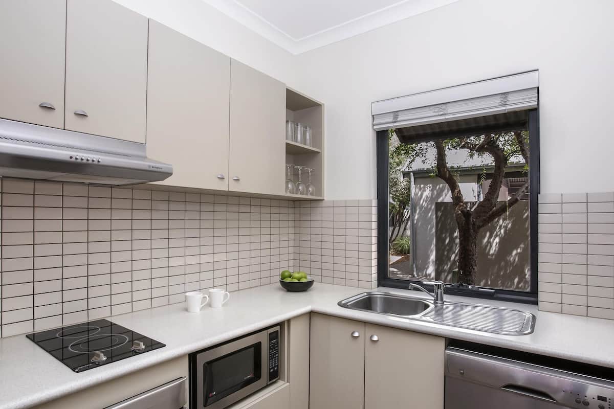 Minibar, coffres-forts dans les chambres, bureau