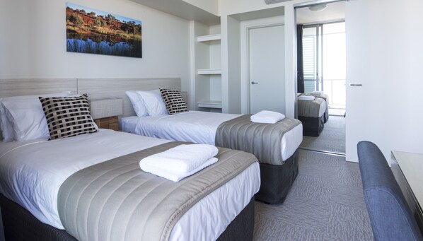 Minibar, caja de seguridad en la habitación y escritorio 