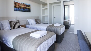 Minibar, caja de seguridad en la habitación y escritorio 