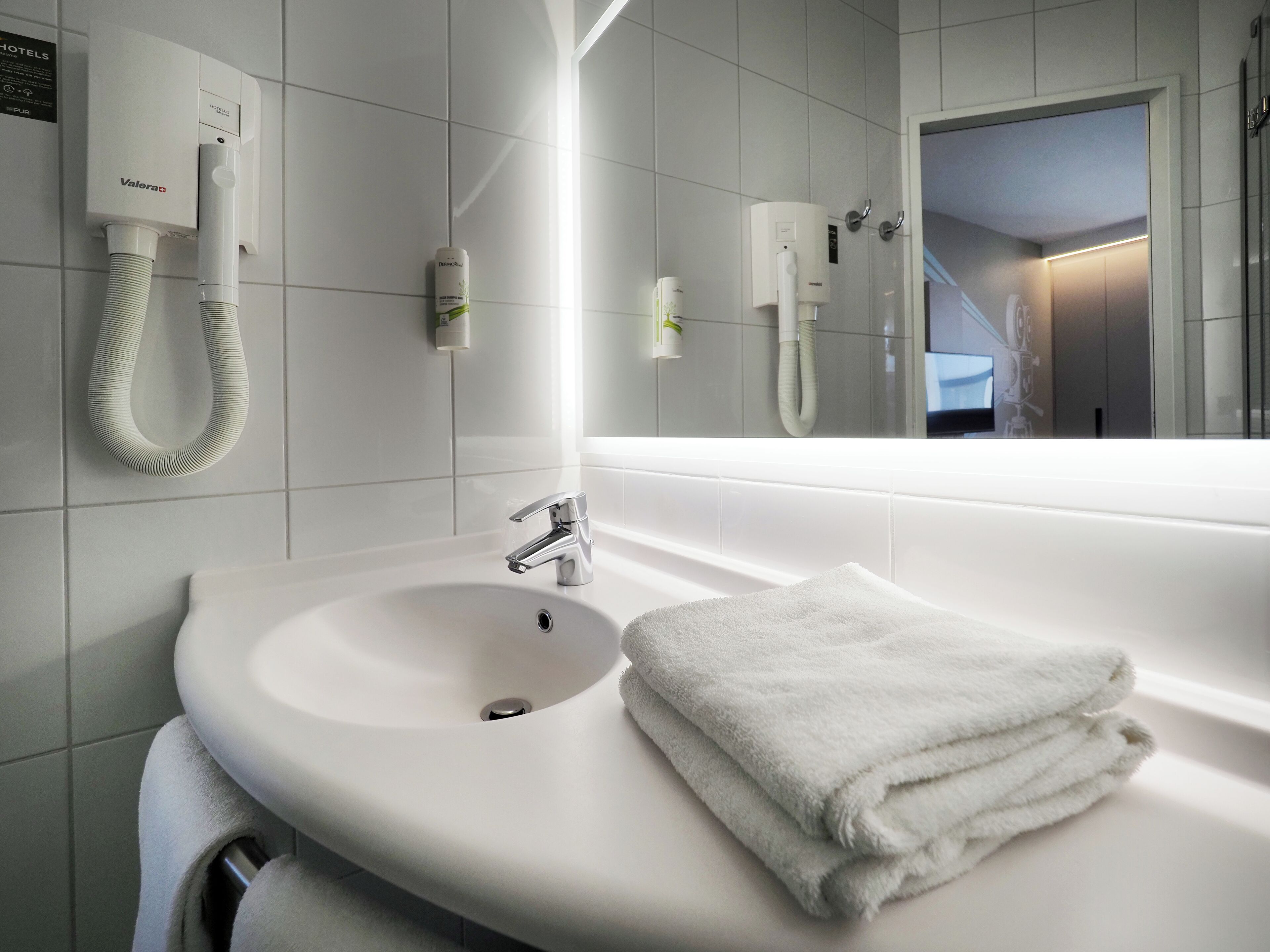 superior room, 1 double bed | bathroom | shower, eco-friendly toiletries, hair dryer, towels