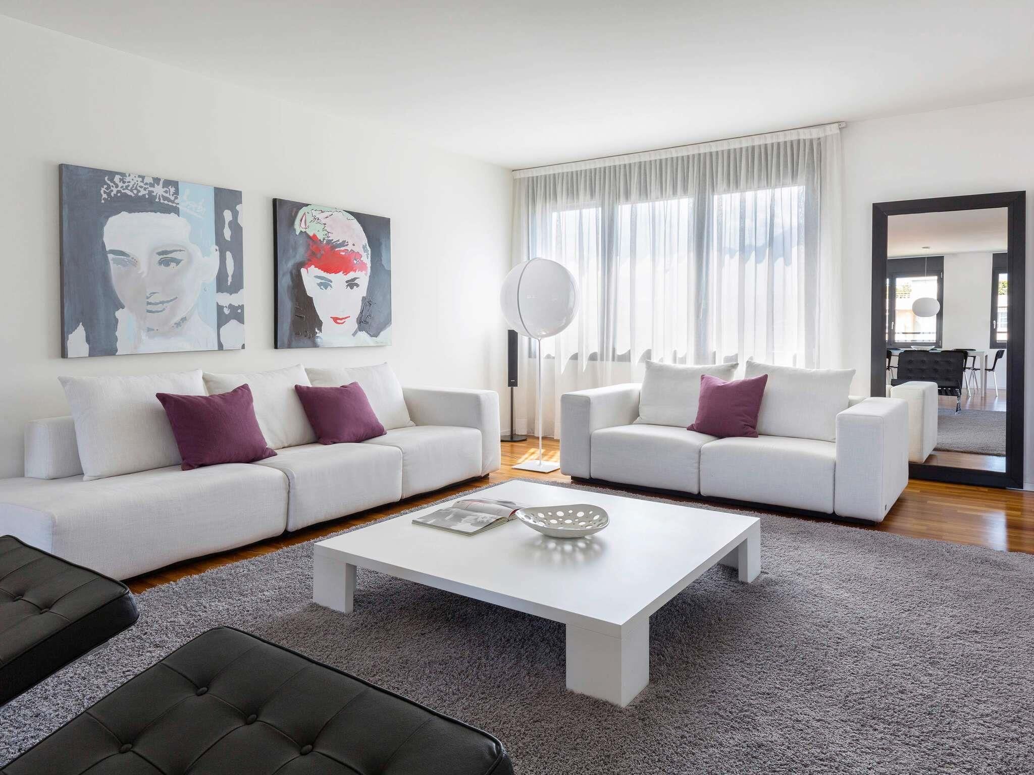 ميني بار وخزنة داخل الغرفة وبديكورات فريدة لكل غرفة وطراز فريد لكل وحدة