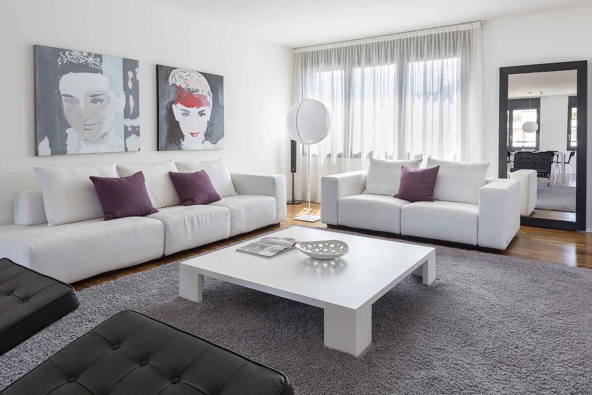 Minibar, caja de seguridad en la habitación y decoración personalizada