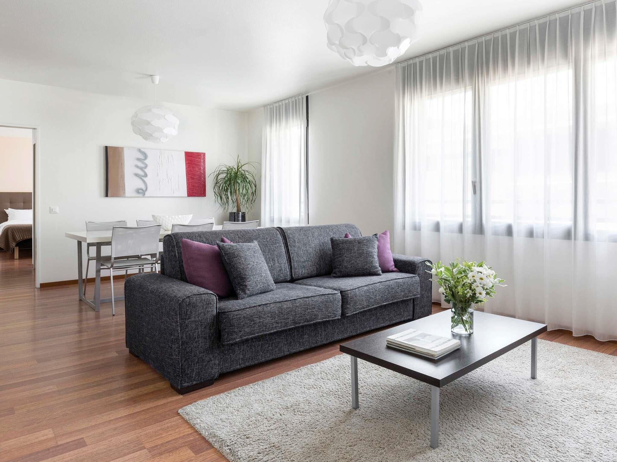 ميني بار وخزنة داخل الغرفة وبديكورات فريدة لكل غرفة وطراز فريد لكل وحدة