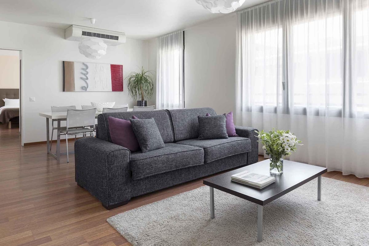 Minibar, caja de seguridad en la habitación y decoración personalizada