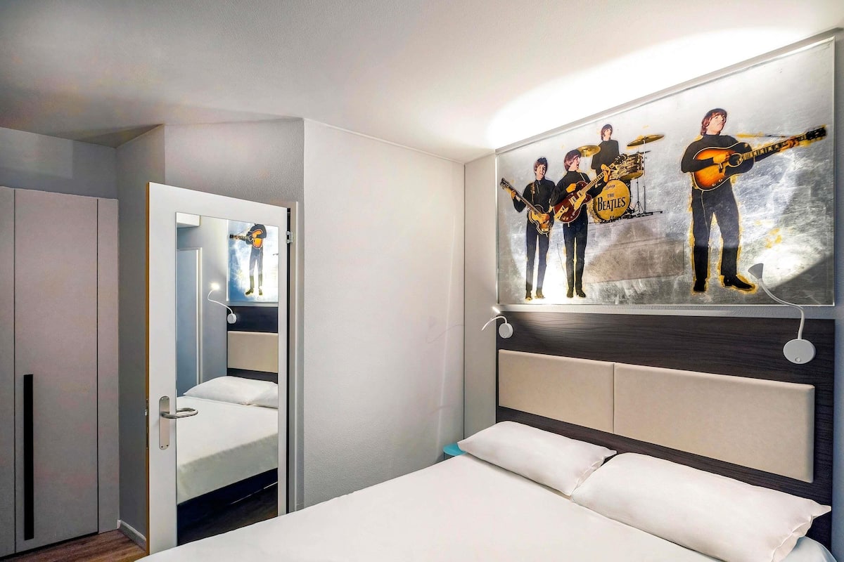 Superior Room, 1 Double Bed | Minibar, in-room safe, individually decorated, individually furnished