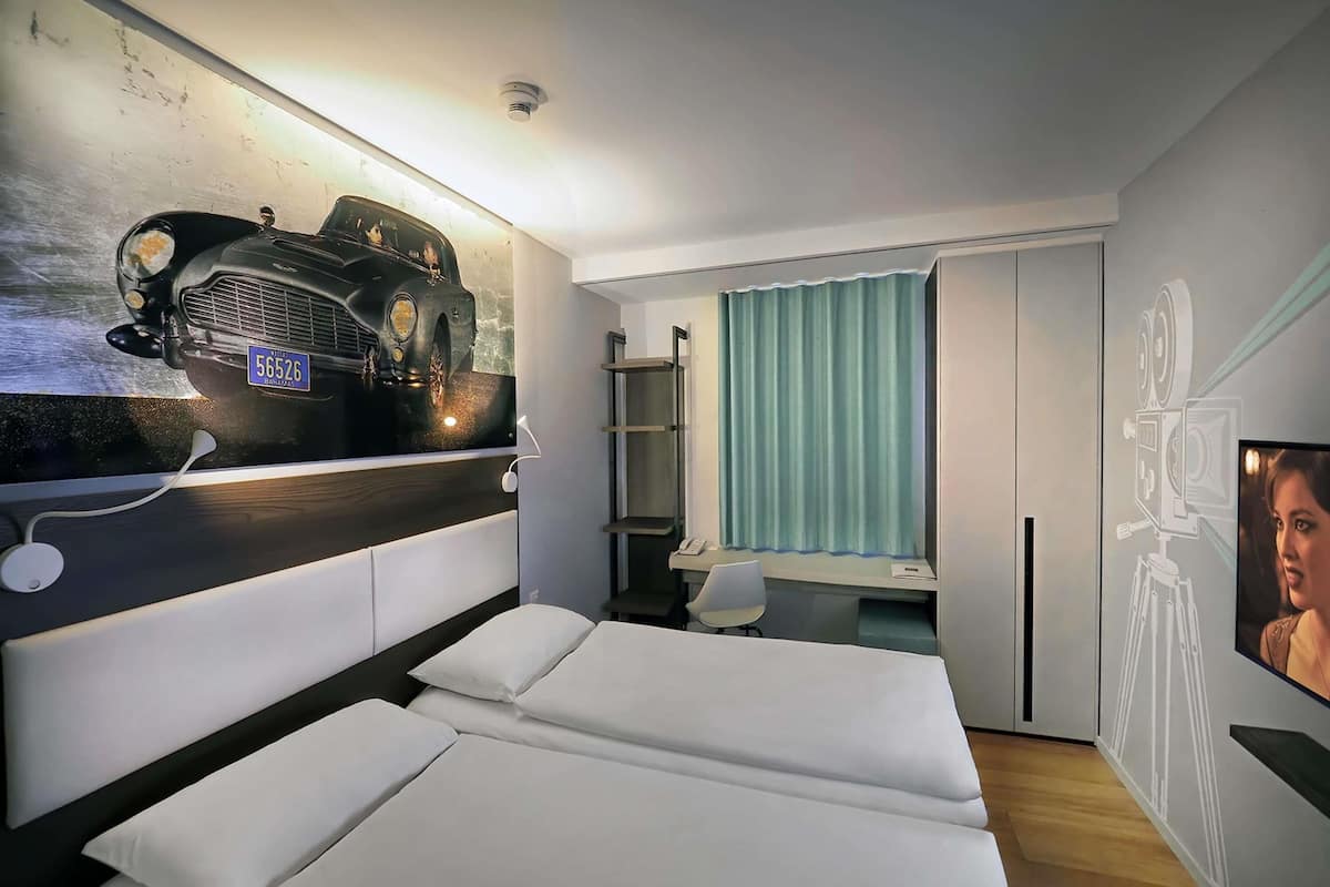 Minibar, caja de seguridad en la habitación y decoración personalizada