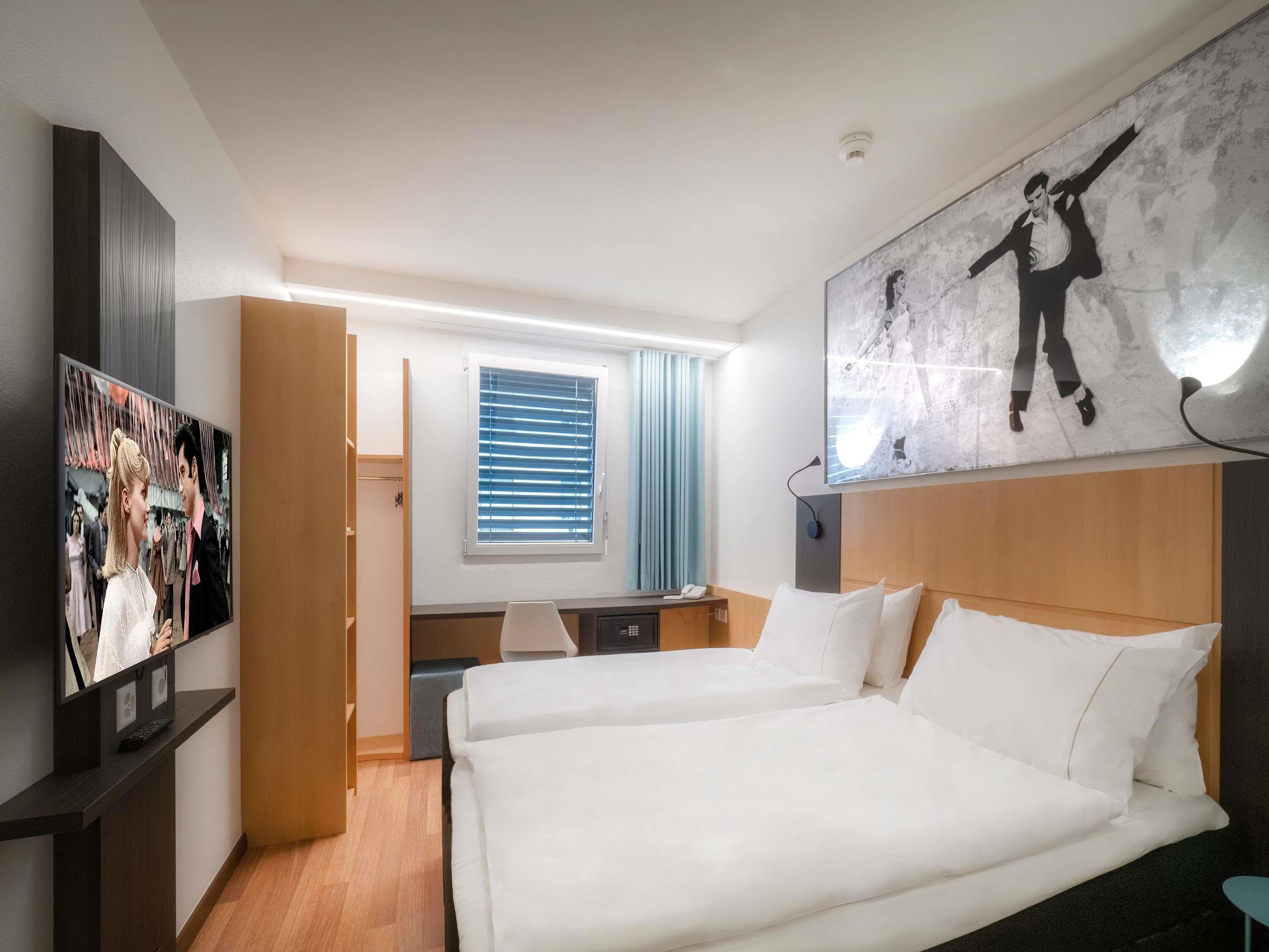 Room, 2 Single Beds (Cinema)