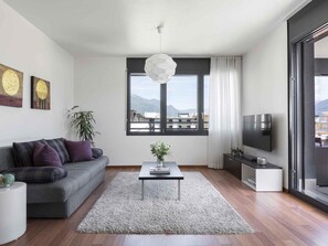 ميني بار وخزنة داخل الغرفة وبديكورات فريدة لكل غرفة وطراز فريد لكل وحدة