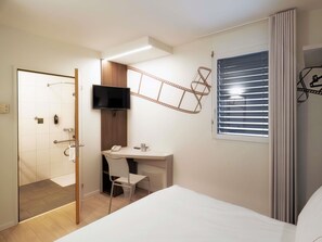 Zimmer, 1 Doppelbett, barrierefrei (Wheelchair Accesible) | Minibar, Zimmersafe, individuell dekoriert, individuell eingerichtet