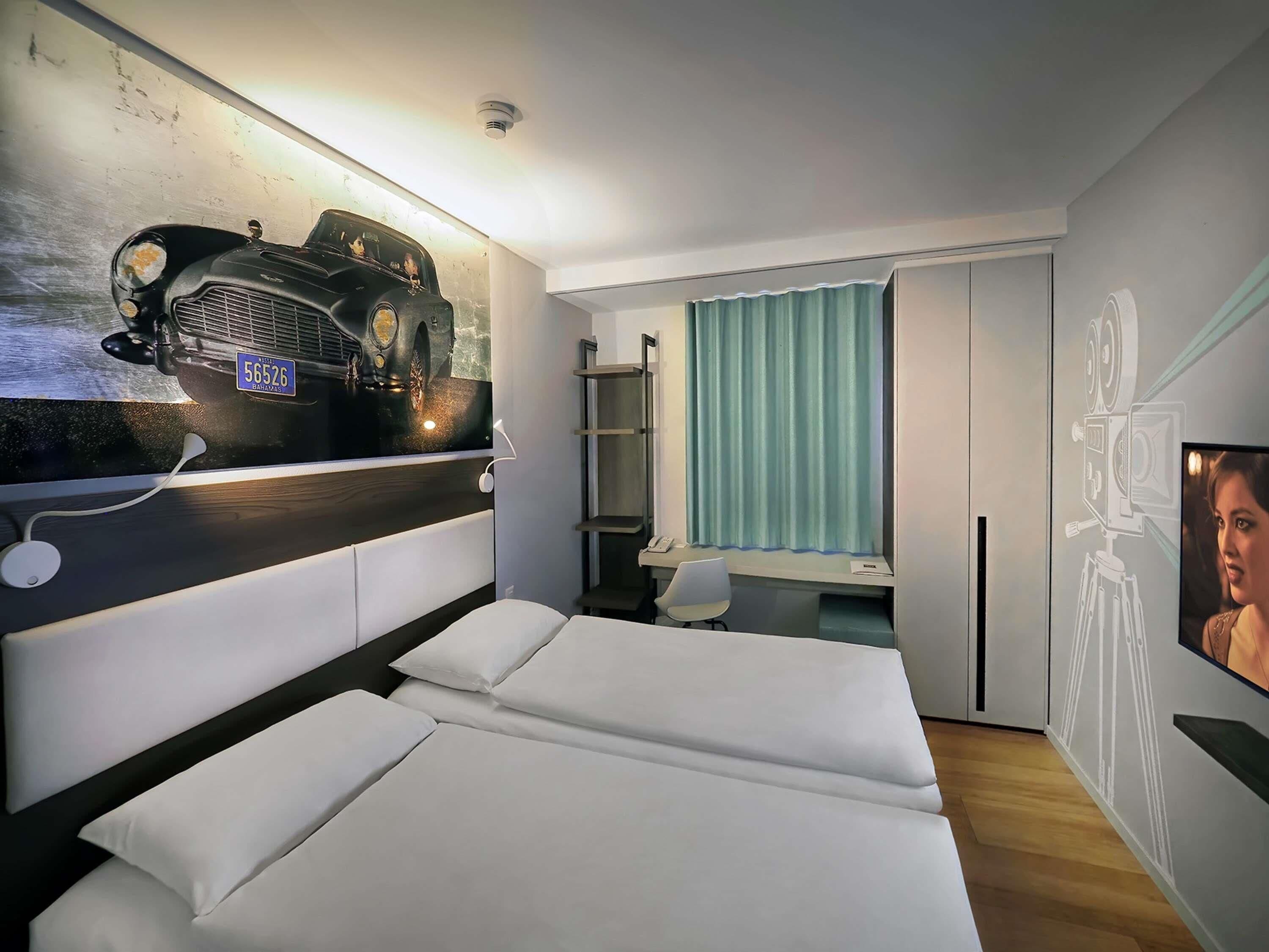 Minibar, caja de seguridad en la habitación y decoración personalizada 