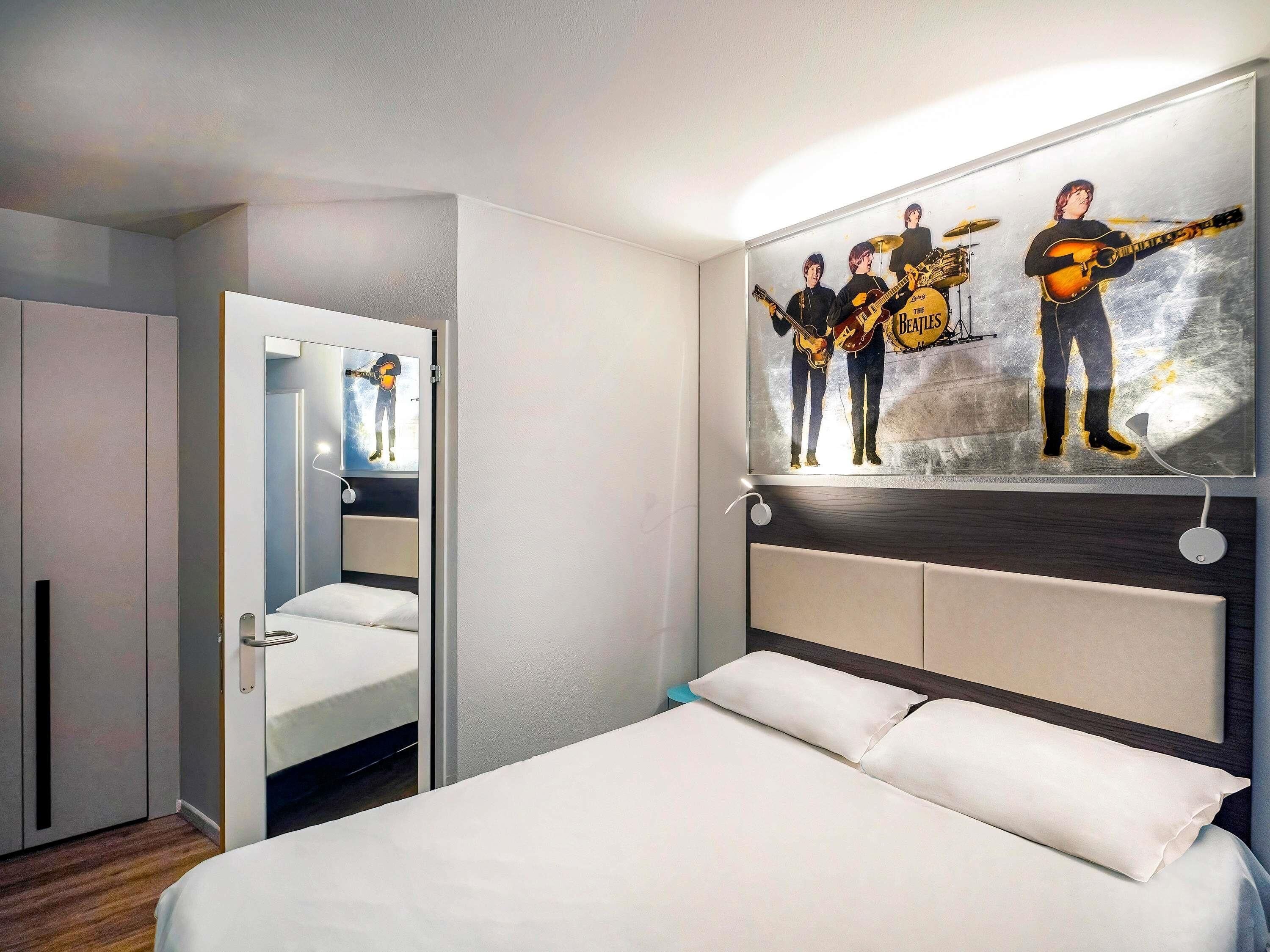 Superior Room, 1 Double Bed | Minibar, in-room safe, individually decorated, individually furnished