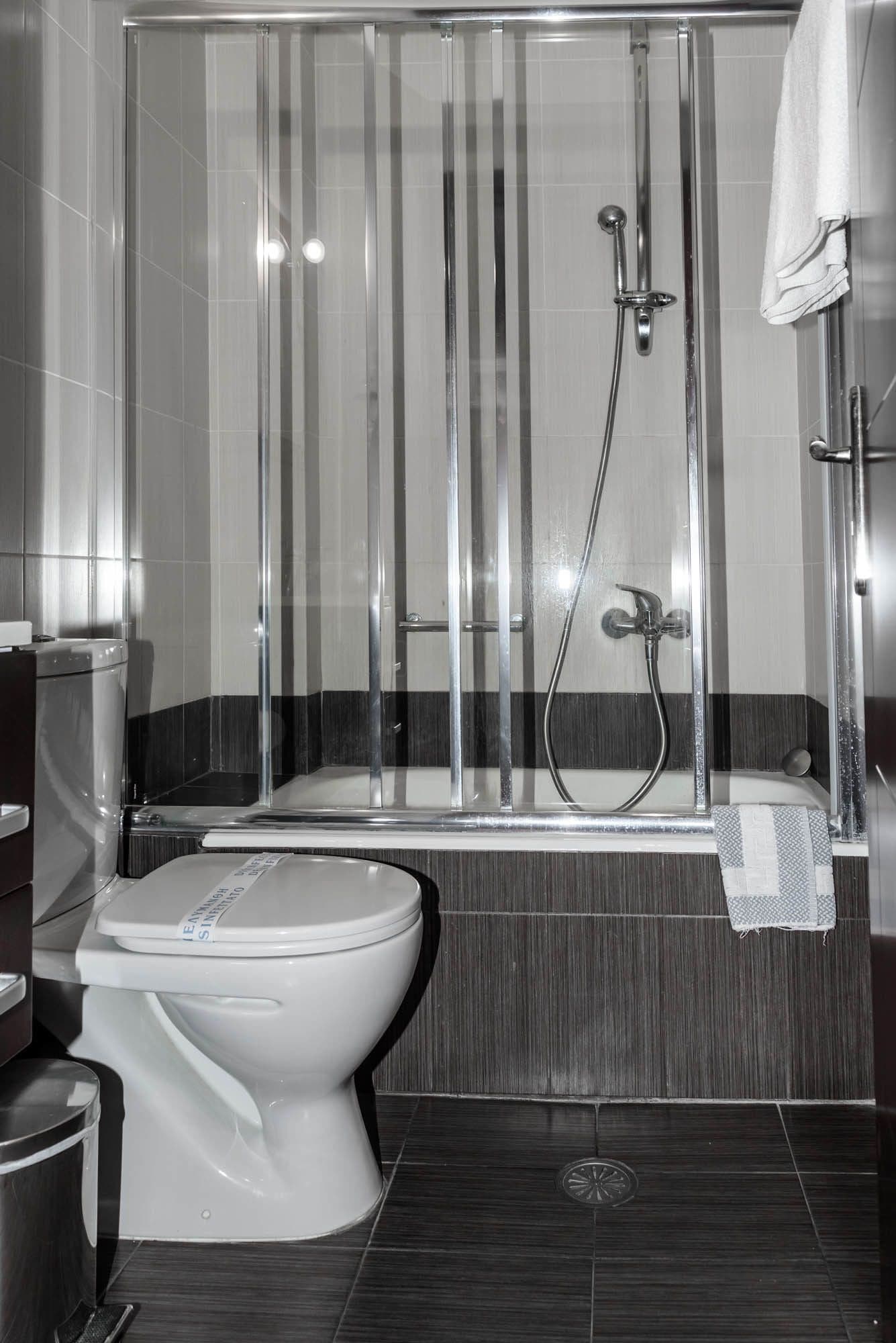 standard double or twin room, balcony, city view | bathroom | combined shower/bathtub, hair dryer, towels