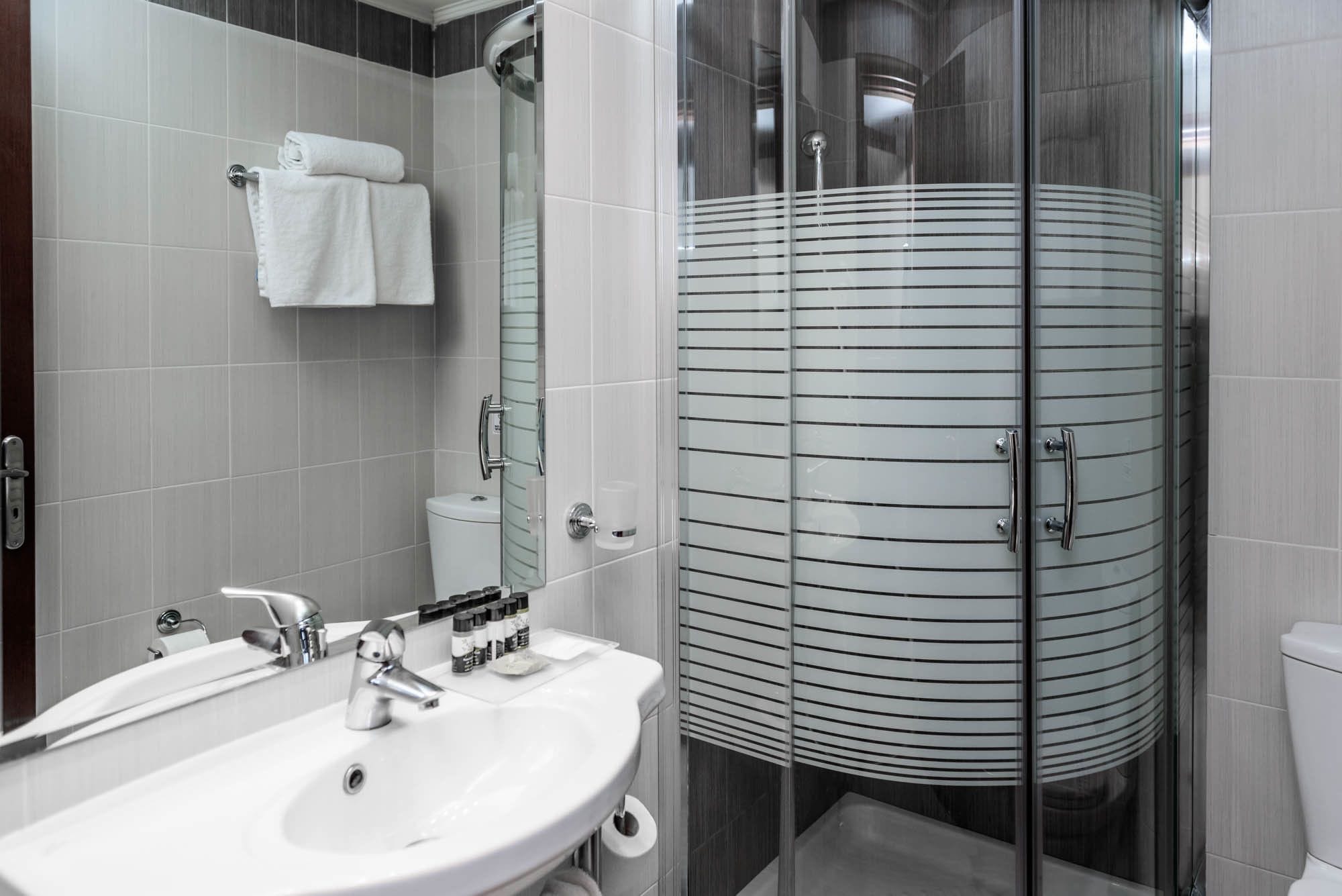 standard triple room, city view | bathroom | combined shower/bathtub, hair dryer, towels
