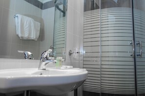Standard Double Room Single Use, City View | Bathroom | Combined shower/bathtub, hair dryer, towels
