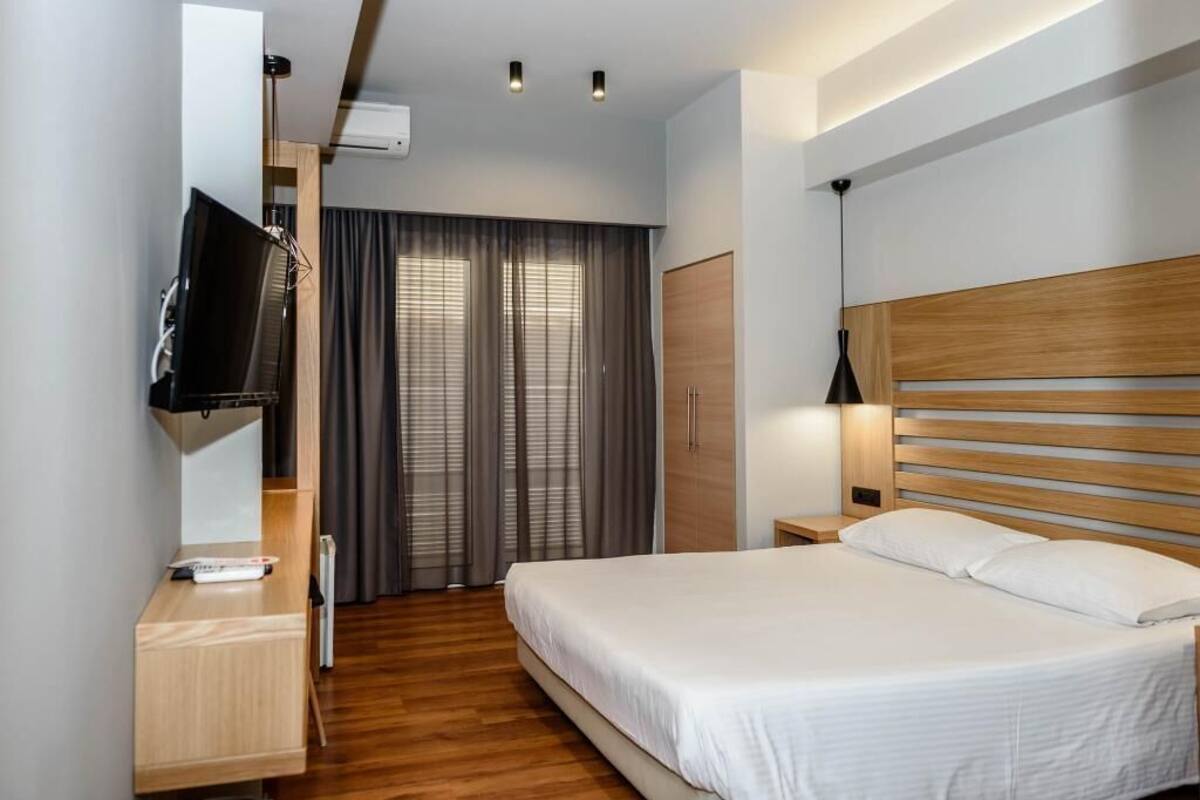 In-room safe, WiFi (free), bed sheets