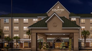 Een Country Inn & Suites hotel met een symmetrische gevel, meerdere ramen en een opvallende entree.
