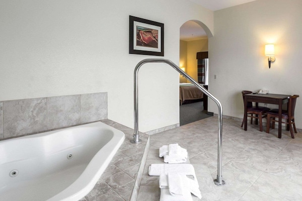 Schreibtisch, Verdunkelungsvorhänge, Bügeleisen/Bügelbrett