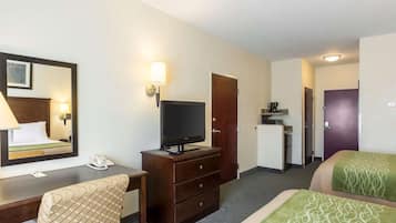 Skrivbord, mörkläggningsgardiner och strykjärn/strykbräda