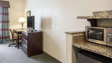 Bàn, màn/rèm cản sáng, bàn ủi/dụng cụ ủi quần áo