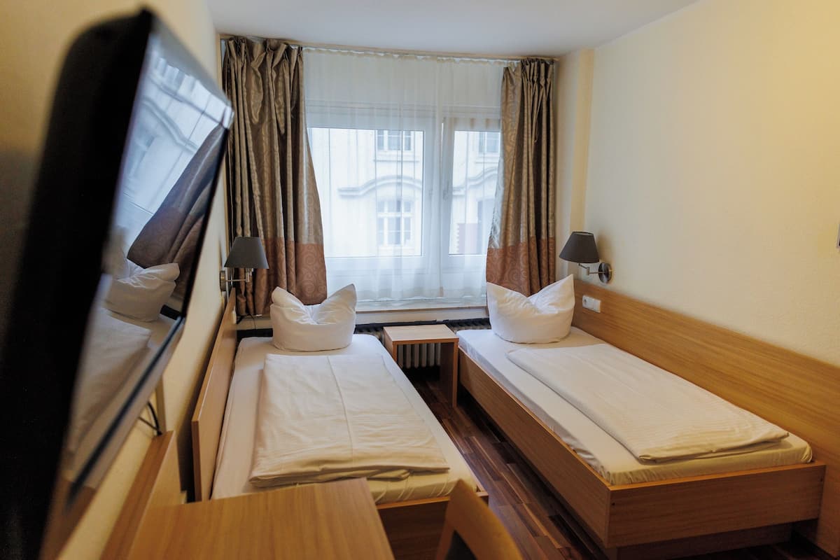 Kamar Twin Ekonomi | Seprai antialergi, brankas, meja kerja, dan Wi-Fi gratis
