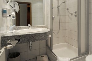 Double Room | Bathroom | Shower, hair dryer, towels, soap - Bellevue Hotel (Düsseldorf)