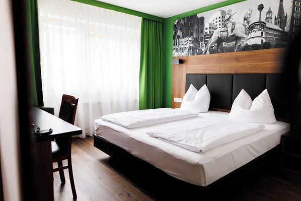 Deluxe Double Room | Hypo-allergenic bedding, in-room safe, desk, free WiFi - Bellevue Hotel (Düsseldorf)