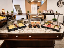 Un mostrador de buffet con diversos alimentos y salsas.