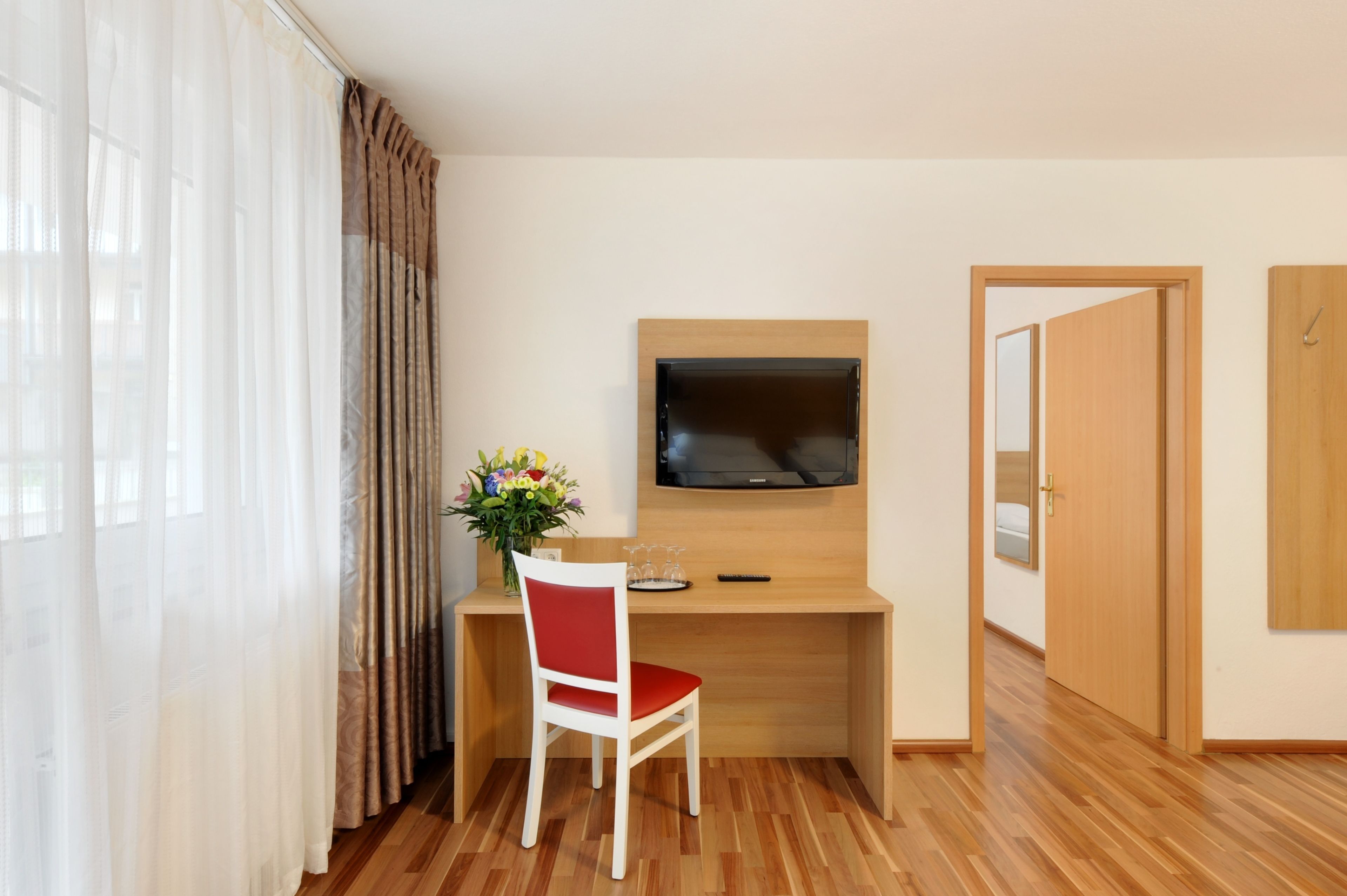 Vierbettzimmer | Allergikerbettwaren, Zimmersafe, Schreibtisch, kostenloses WLAN