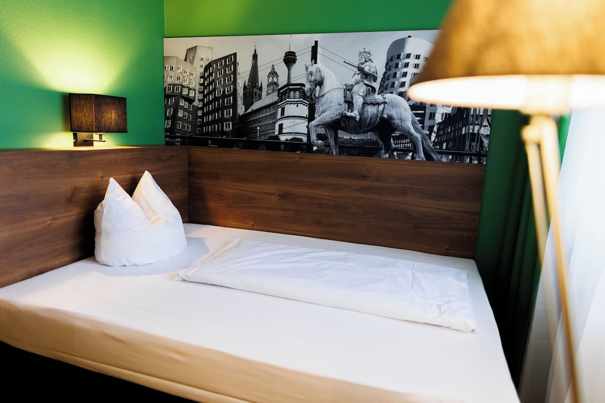 Kamar Single Deluks, 1 Tempat Tidur Queen | Seprai antialergi, brankas, meja kerja, dan Wi-Fi gratis