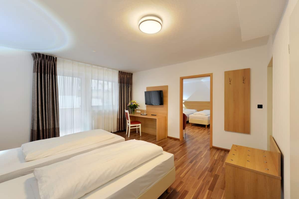 Kamar Quadruple | Seprai antialergi, brankas, meja kerja, dan Wi-Fi gratis