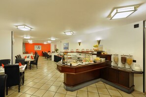 每日供应自助式早餐(每人 EUR 12)