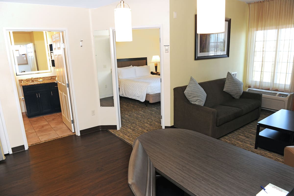 Suite, 1 chambre (1 Queen Bed) | Bureau, rideaux dâobscurcissement, fer et planche Ă repasser