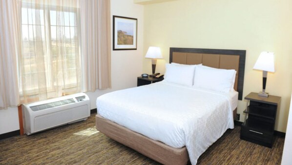 Escritorio, cortinas blackout y tabla de planchar con plancha 