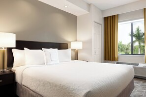 1 makuuhuone, ylelliset vuodevaatteet, työpöytä, pimennysverhot