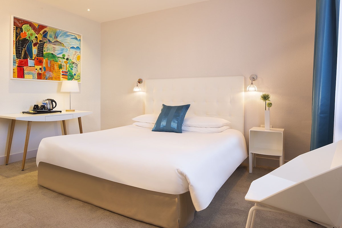 Deluxe Double Room (Privilege) | Peralatan tempat tidur premium, meja, langsir/tirai gelap terus