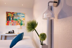 Quarto casal luxo (Privilege) | Roupas de cama premium, escrivaninha, cortinas blackout