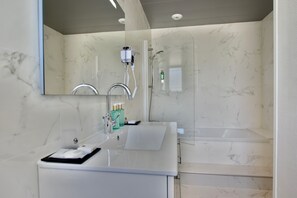 Privilege Double Room with Bath | Bathroom | Free toiletries, hair dryer, towels
