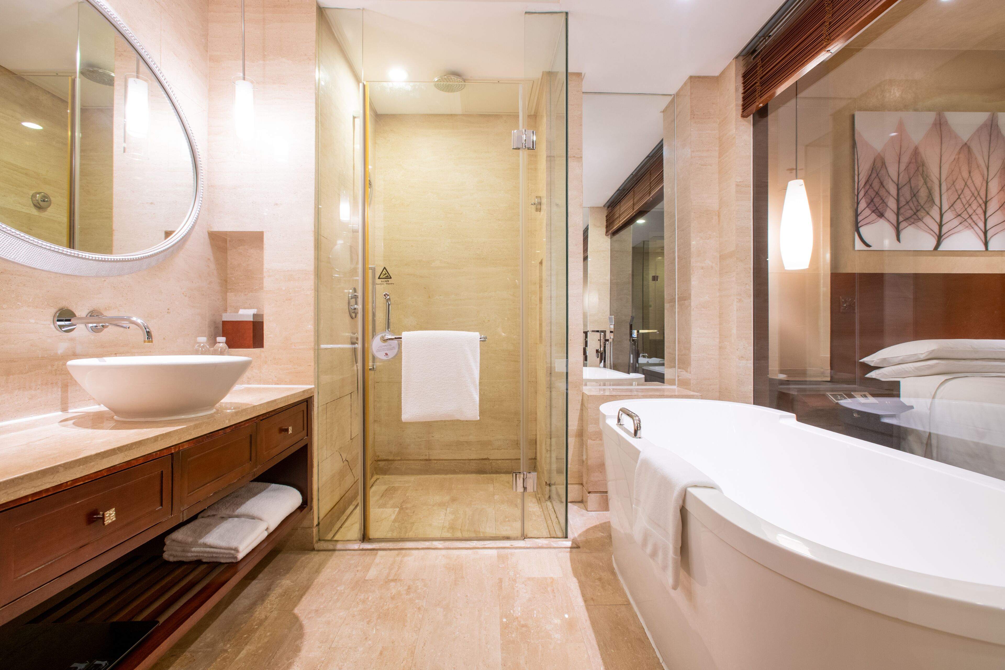 Un baño moderno con ducha de vidrio, lavamanos grande y bañera.