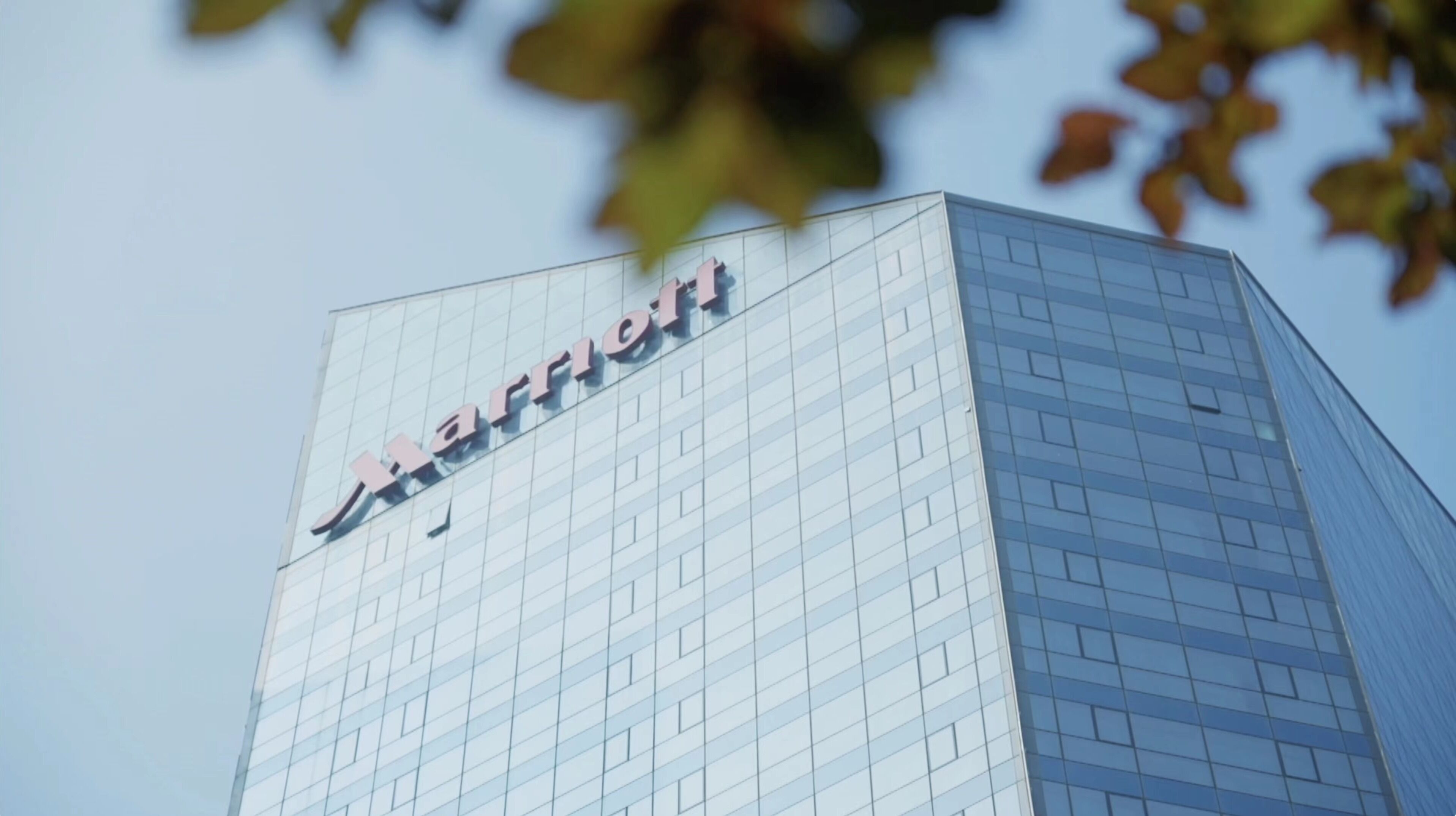 Un edificio de gran altura con el logotipo de Marriott bien visible en su fachada.