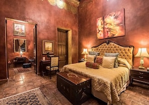 Habitación superior | Ropa de cama de alta calidad y caja de seguridad en la habitación