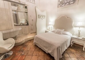 Ropa de cama de alta calidad y caja de seguridad en la habitación 