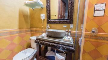 Habitación Deluxe | Baño | Ducha y cabezal de ducha tipo lluvia