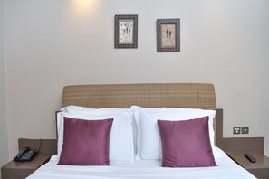 Premium bedding, minibar, in-room safe, desk - Hillpark Hotel (Nairobi)