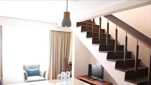 Ropa de cama de alta calidad y minibar 