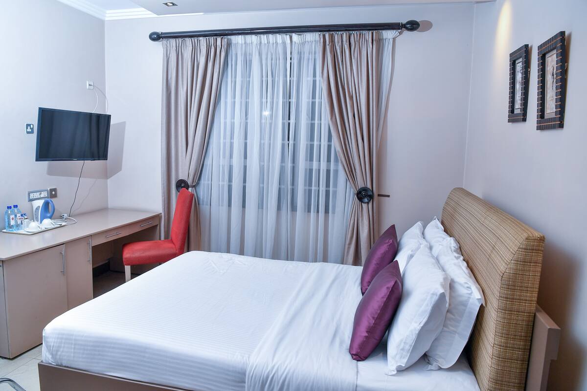 Premium bedding, minibar, in-room safe, desk