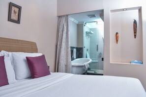 Hochwertige Bettwaren, Minibar, Zimmersafe, Schreibtisch