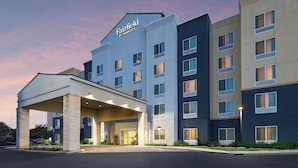 A Fairfield by Marriott hotel with a modern design, featuring a covered entrance and multiple floors. - Fairfield Inn & Suites by Marriott San Antonio NE/ Schertz (Schertz)