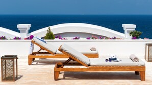 Presidentiële suite, uitzicht op zee | Woonruimte | Flatscreentelevisie
