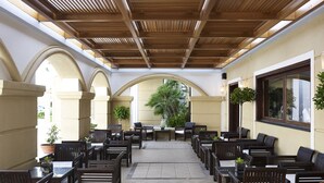2 bars/lounges, een poolbar